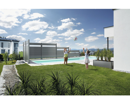 Scen med en pool omgiven av ett grått insynsskydd och lekande barn