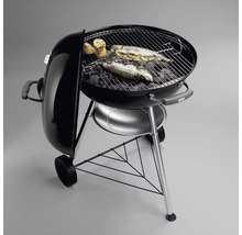 Klotgrill med fisk och citroner på grillgallret