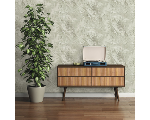 Vardagsrum med mönstrad tapet, byrå, krukväxt och skivspelare