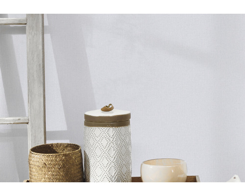 Dekorativ scen med pilkorg, keramikburk och skål