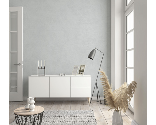 Vardagsrum med skänk, golvlampa och dekoration