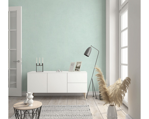 Vardagsrum med skänk, golvlampa, dekoration och matta