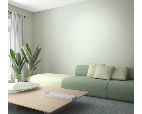 Vardagsrum med soffa, bord och krukväxter för en ljus och vänlig atmosfär.