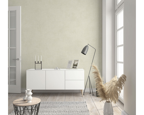 Ljust vardagsrum med tapet, byrå, lampa och dekoration