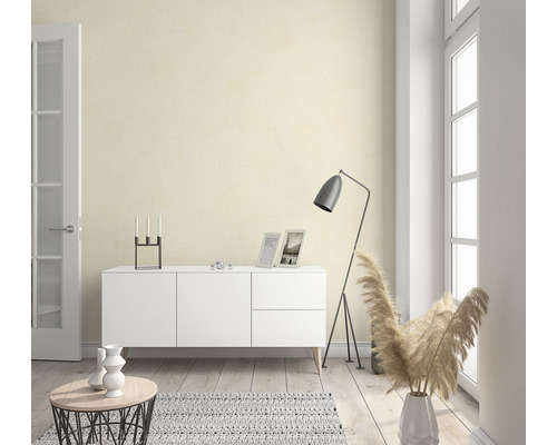 Ljust rum med byrå, dekoration och golvlampa