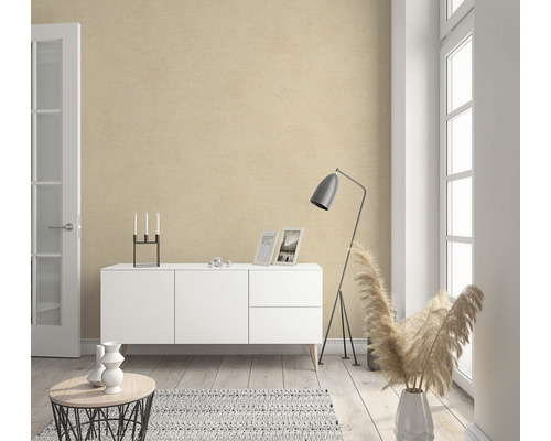 Vardagsrum med skänk, golvlampa och dekoration