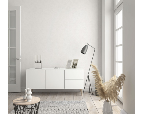 Ljust rum med skänk, golvlampa och dekorationer