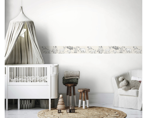 Barnrum med väggdekor med djurmotiv, barnsäng med himmel och sittplats