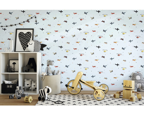 Barnrum med flygplanstapet, leksakshylla och träleksaker