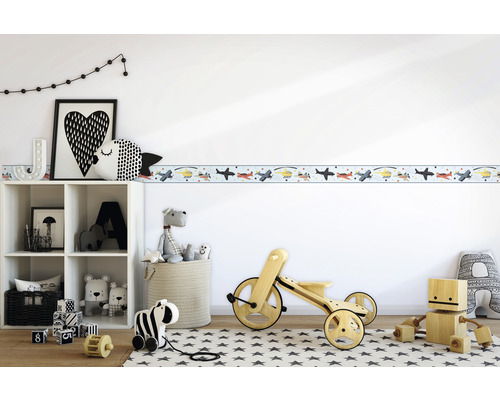 Barnrum med bord med flygplansmotiv, leksakshylla och leksaker