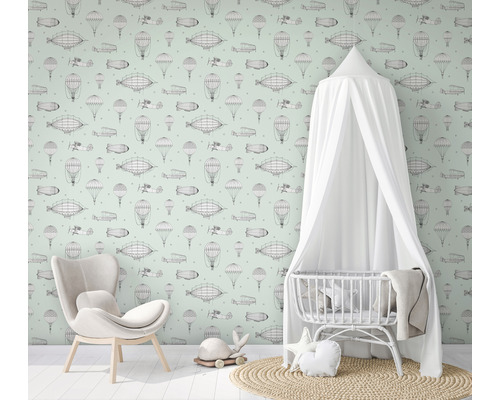 Barnrum med flygtapet, fåtölj och spjälsäng