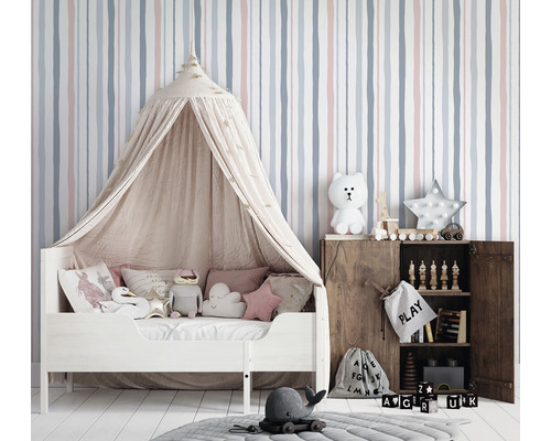 Barnrum med säng, sänghimmel, träskåp och leksaker