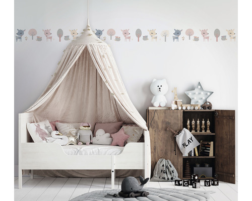 Barnrum med säng, sänghimmel, väggbård och träskåp