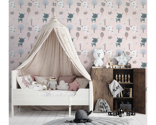 Barnrum med himmelssäng, träskåp och mönstrad tapet för barn