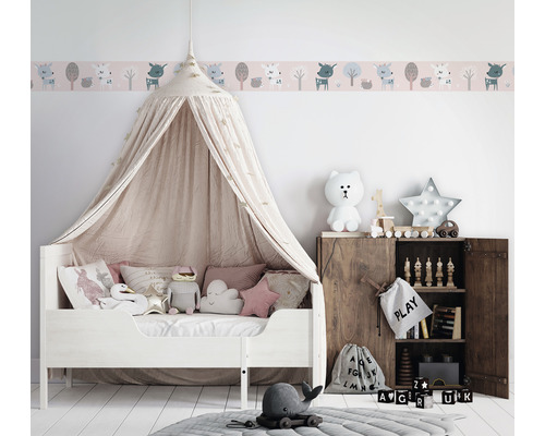 Barnrum med himmelssäng, väggdekor och träskåp med leksaker