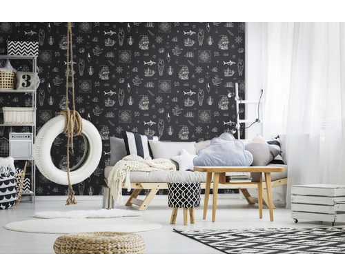 Dekorativt rum med däckgunga, soffa och tapet med marint tema.