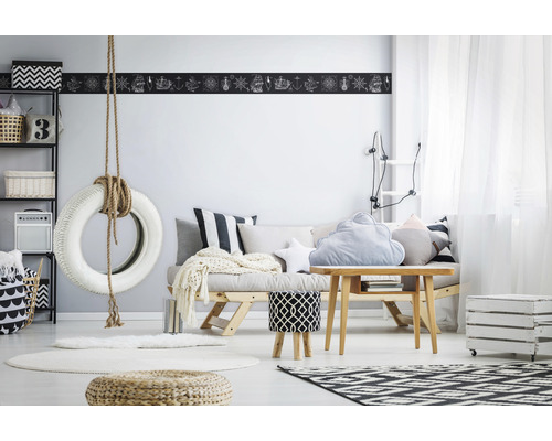 Vardagsrum med däckgunga, sittplats och mönstrad bård