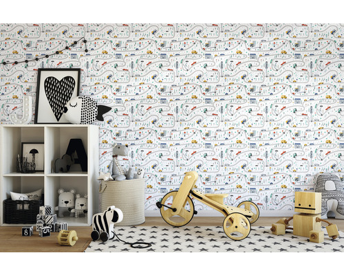 Barnrum med vit tapet med gatu-, bil- och husmönster, en vit hylla, leksaker och en matta med stjärnmönster