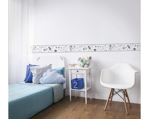 Barnrum med säng, sängbord, stol och bård med rymdmotiv