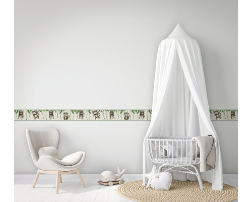 Barnrum med bård med apmotiv, spjälsäng och fåtölj