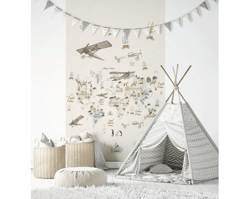 Barnrum med världskartatapet, lektält och förvaringskorgar.