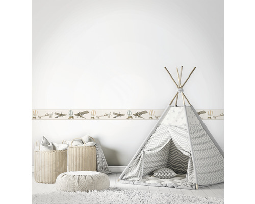 Barnrum med flygplanstapetbord, lektält och korgar