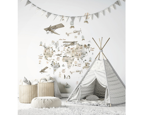 Barnrum med världskarta, lektält, korgar och dekoration