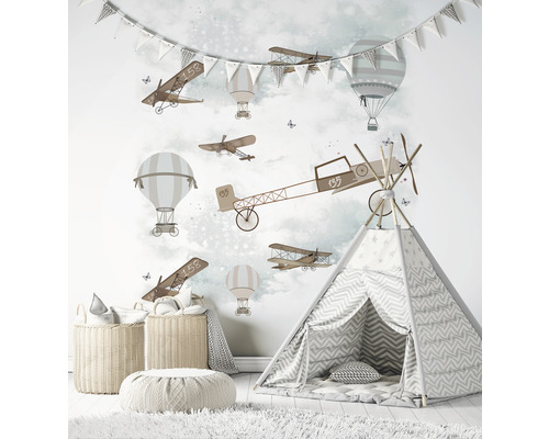 Barnrum med väggmålning av flygplan och ballonger, lektält och förvaringskorgar.
