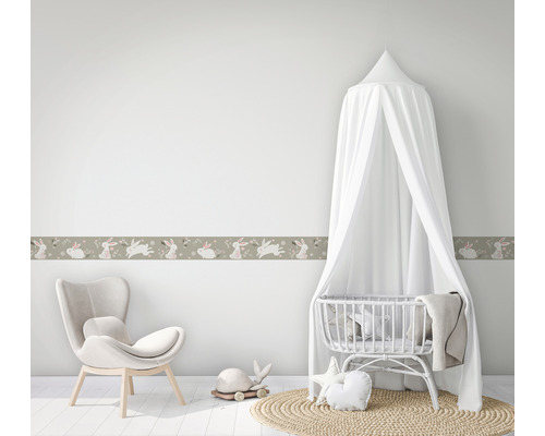 Barnrum med bård, spjälsäng och fåtölj