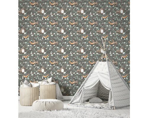 Rum med skogsdjurstapeter, tipi, korgar och matta