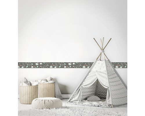 Barnrum med mönstrad bård, lektält, kuddar och korgar