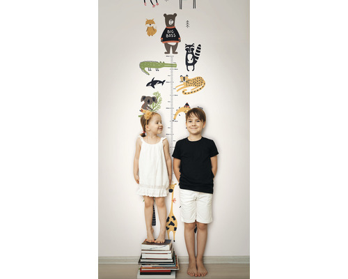 Barnrum med väggdekal, mätsticka och två barn