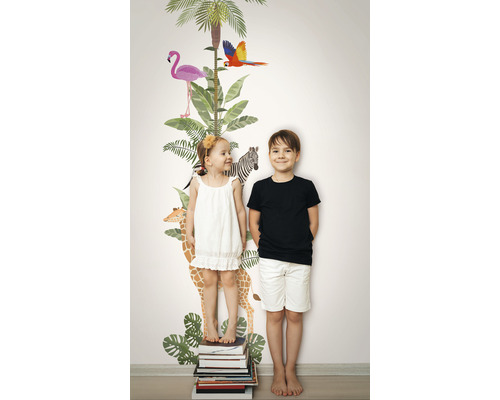 Väggdekal med djungelmotiv och höjdmätare, med barn framför