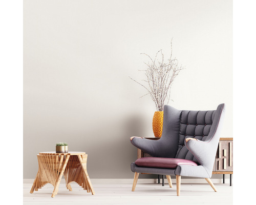 Vardagsrum med fåtölj, sidobord och dekoration