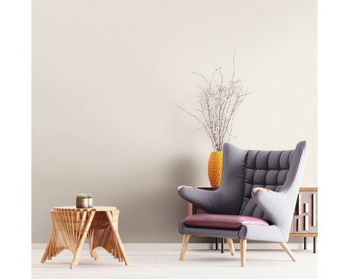 Vardagsrum med fåtölj, sidobord och dekoration