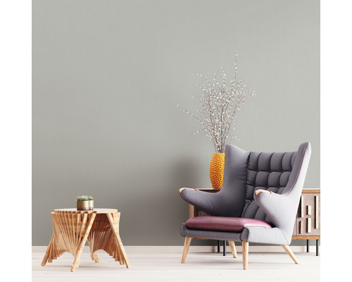 Vardagsrum med fåtölj, sidobord och dekoration