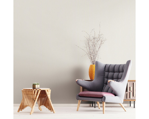 Vardagsrum med fåtölj, sidobord och dekoration