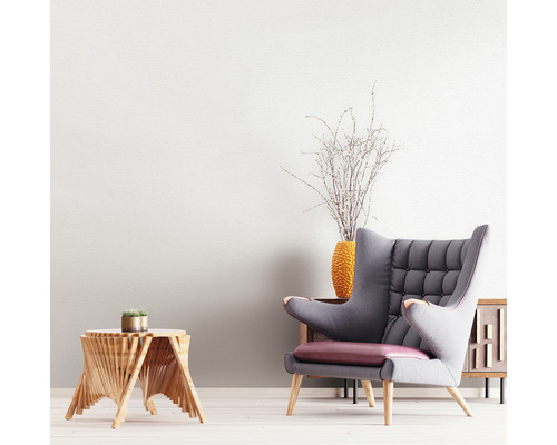 Vardagsrum med öronlappsfåtölj, sidobord och dekoration