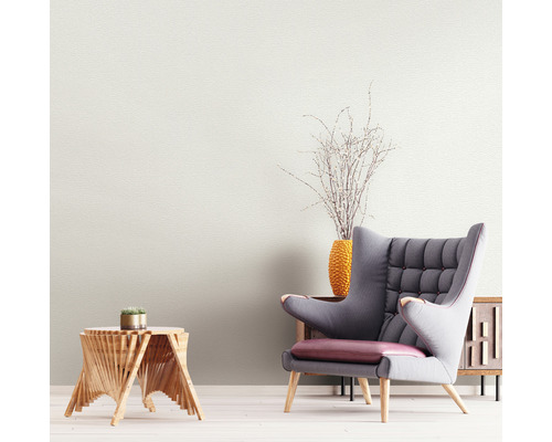 Vardagsrum med fåtölj och sidobord