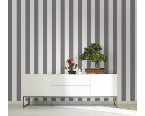 Rum med randig tapet och vit skänk