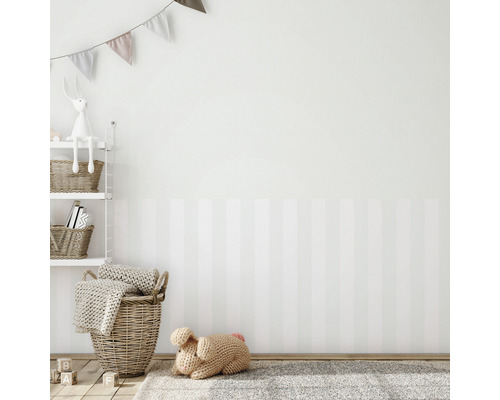 Ljust barnrum med dekoration och leksaker