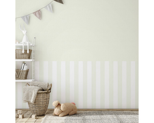 Barnrum med randig tapet, leksaker och dekorationer.