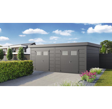 Dubbelgarage med två sektionsportar och fönster i modern design.