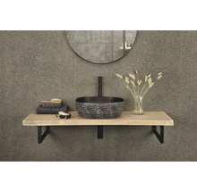 Modern badrumsvask med mönster på trähylla