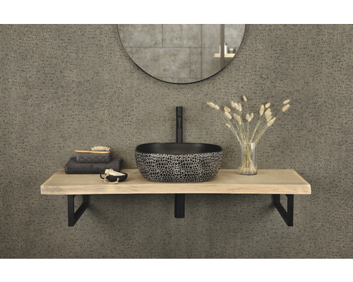 Modern badrumsvask med mönster på trähylla