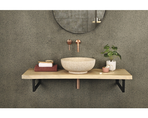 Badrumshandfat med armatur, handdukar och spegel på ett träbord