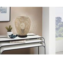 Dekorativ bordslampa i bambu på ett sidobord