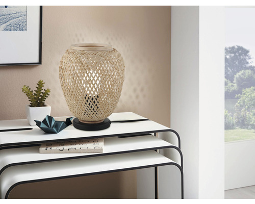 Dekorativ bordslampa i bambu på ett sidobord