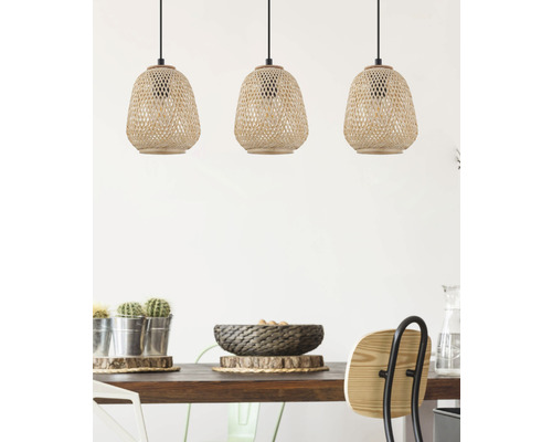 Taklampa EGLO 3xE27 natur/svart Tre flätade hänglampor i rotting ovanför ett matbord.