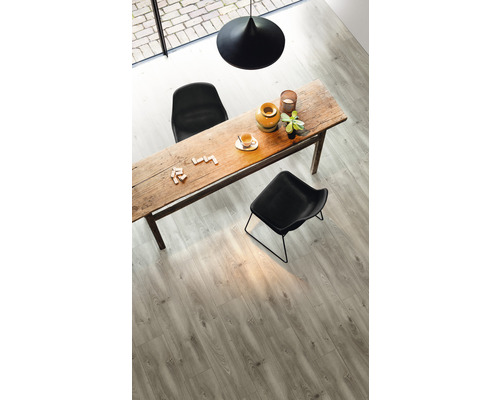 Interiör med matbord, stolar och golvbeläggning